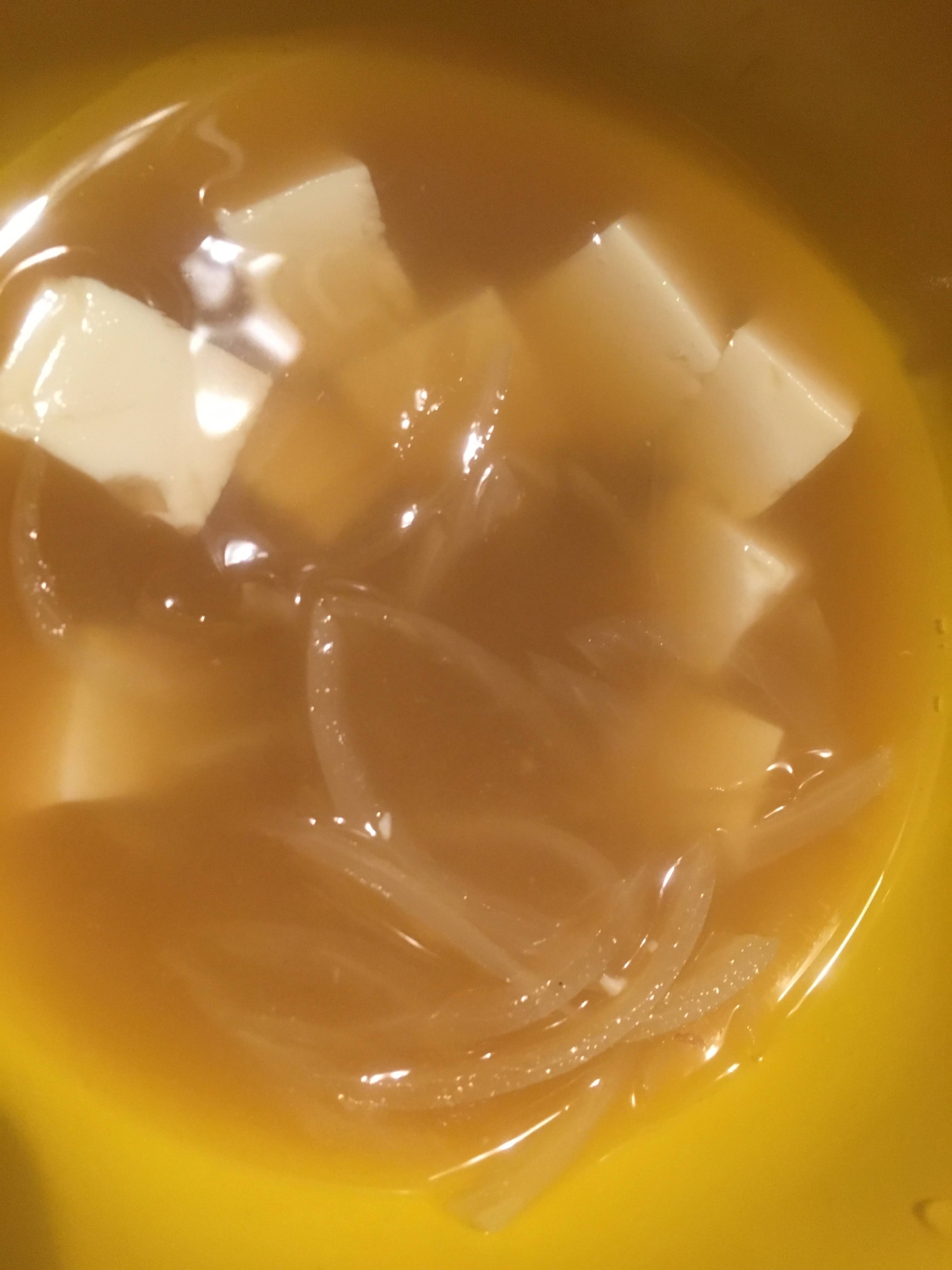 豆腐と玉ねぎ、鰹節の味噌汁