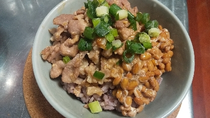 焦げる心配があったので水を少し入れて煮ました♪味噌の納豆美味しかったです(^^)v