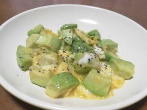 アボカドの卵炒め