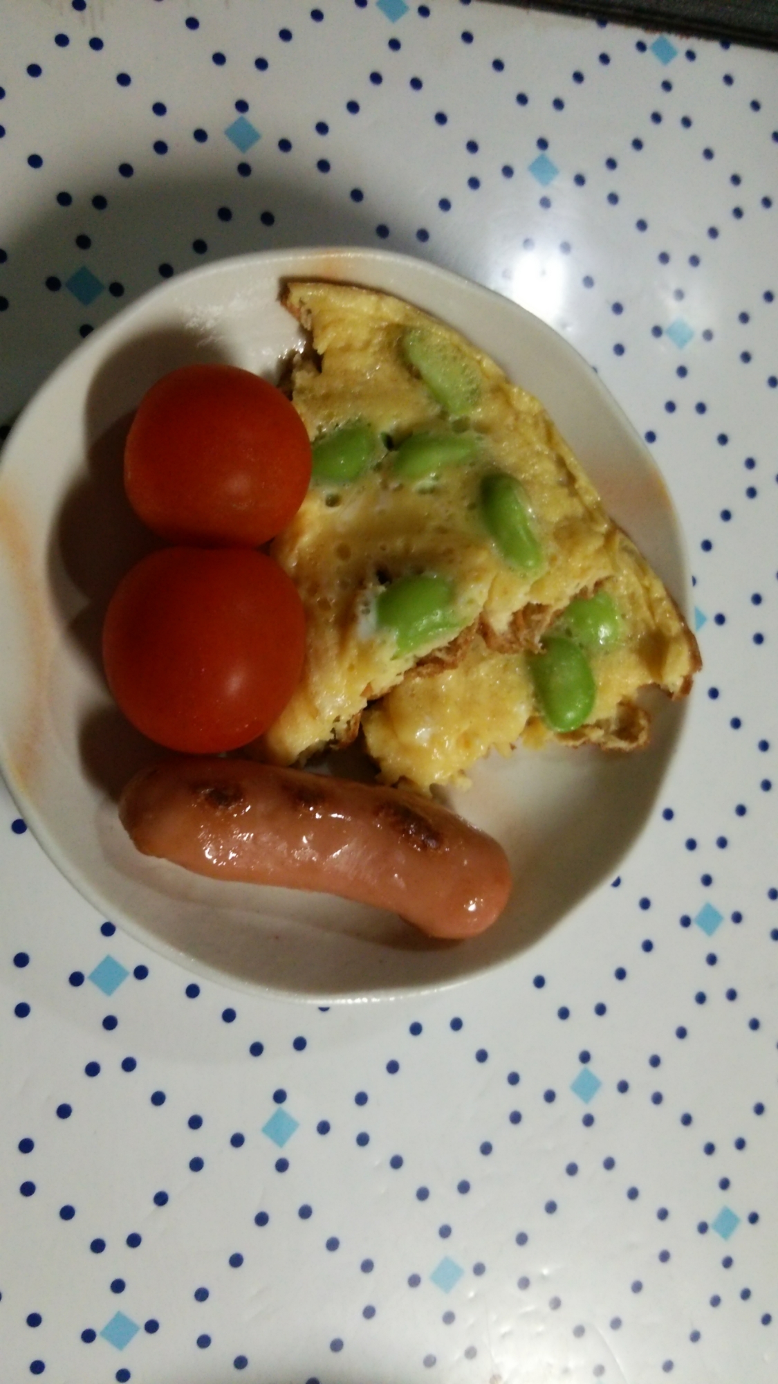 朝食ブログ枝豆入り卵焼きとウインナー炒めトマト添え