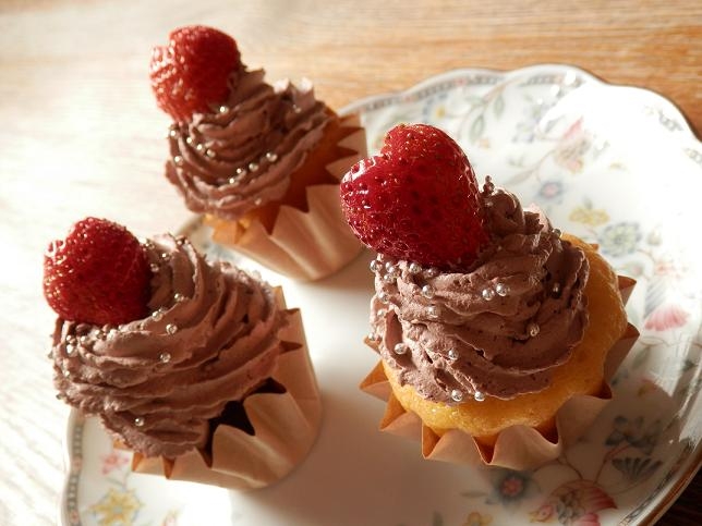 器に盛られたチョコ生クリームのカップケーキ