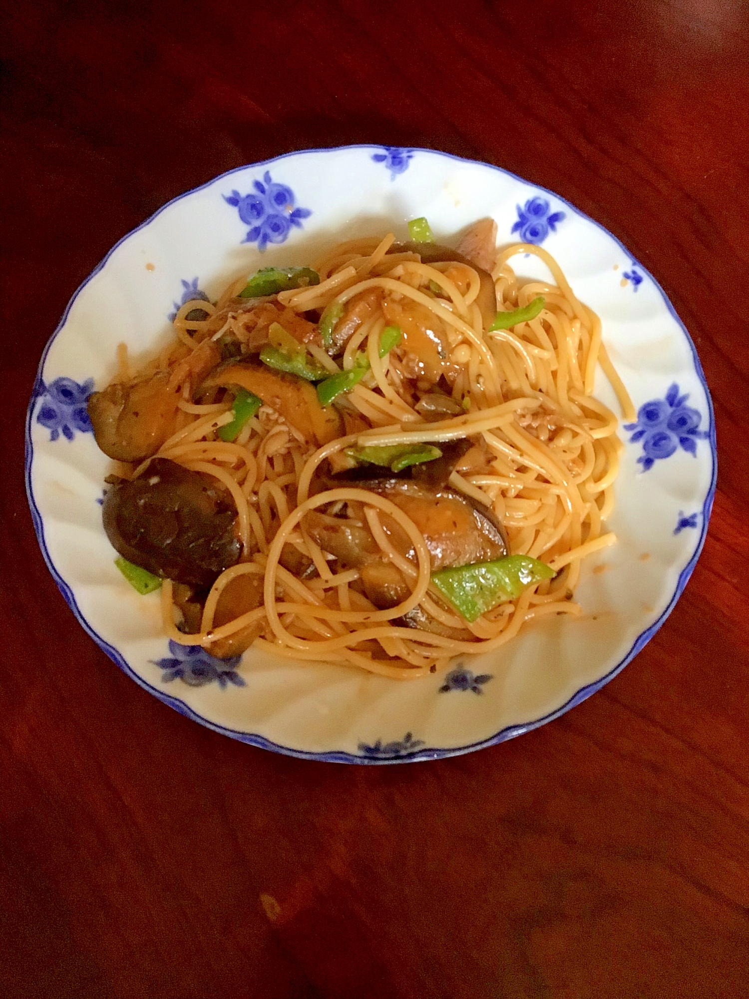 ナスとエノキとピーマンのトマトジュースパスタ。