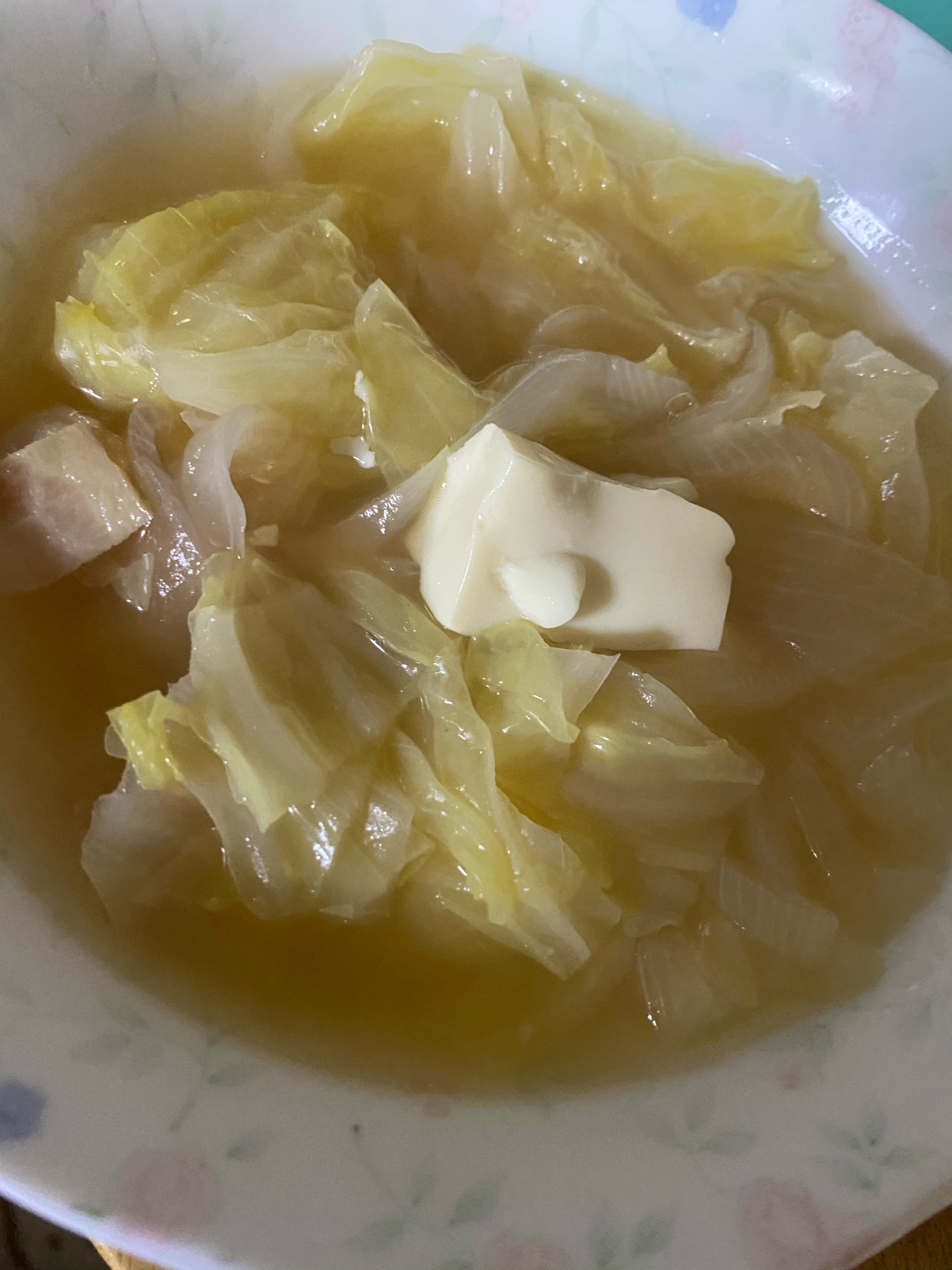 新玉ねぎと豆腐とキャベツのコンソメスープ