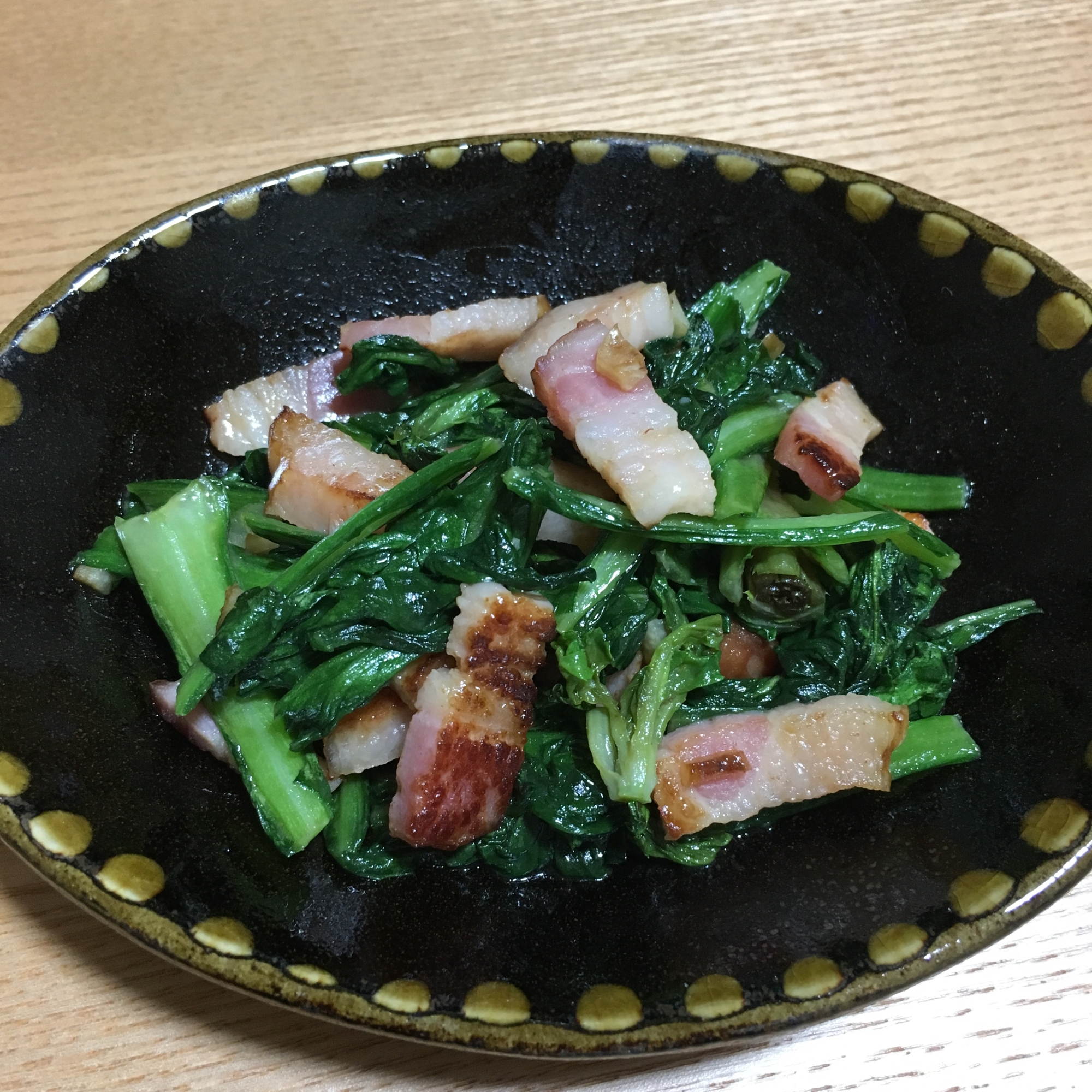 簡単副菜！春菊とベーコンのガーリックソテー