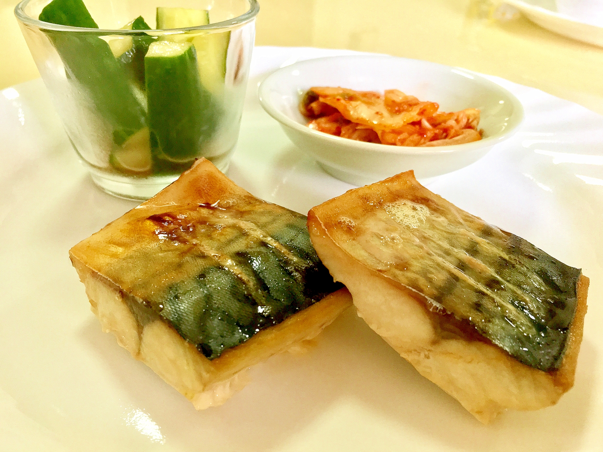 焼きたらがふた切れのっているプレート