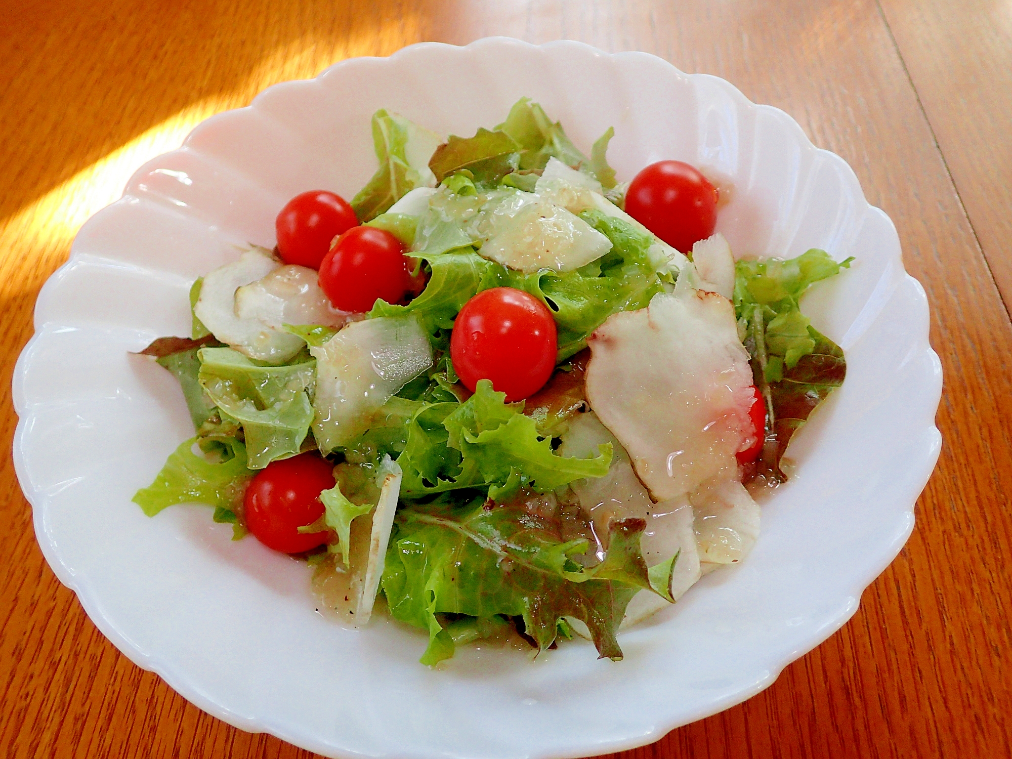 皿に盛られた菊芋のスライスサラダ