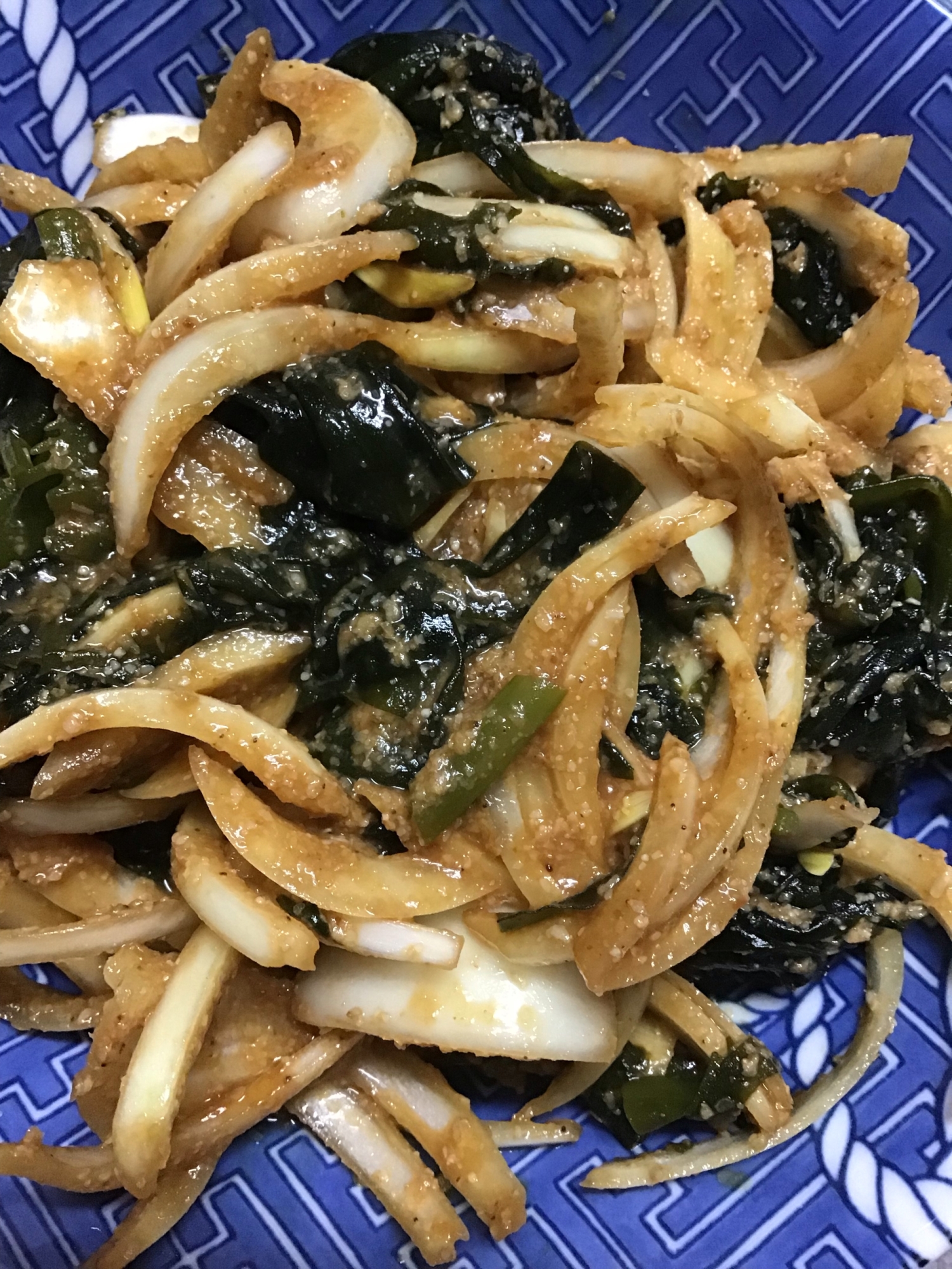 生わかめと玉葱の胡麻酢味噌和え