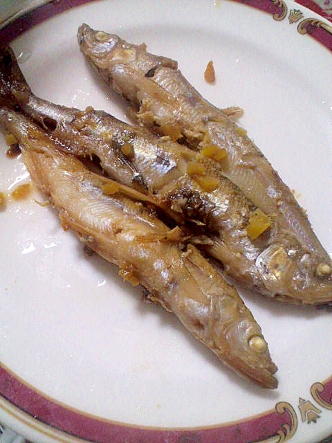 白い皿に盛り付けられたわかさぎのしょうが煮