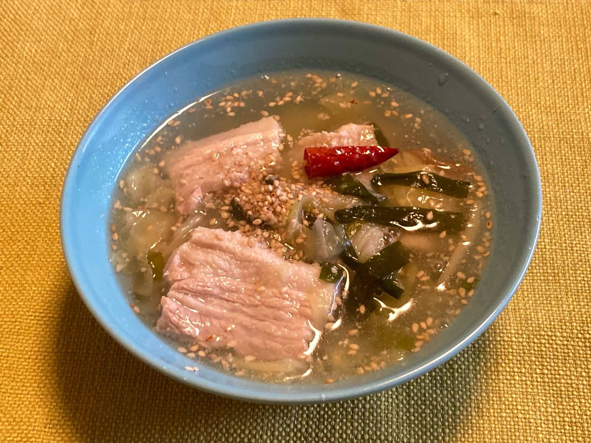 うちの鍋　豚バラ肉とニラとキャベツの鍋