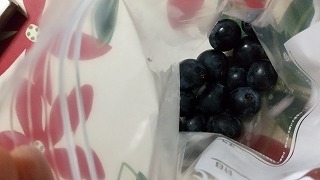 午前中スーパーで葡萄買ってきたのでさっそく半分冷凍しました(*^-^*)葡萄のスムージーとか美容によいからまた作りますね！素敵な午後をお過ごしくださいね