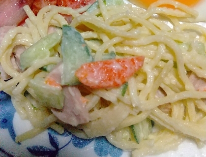 余った中華麺でスパサラ風