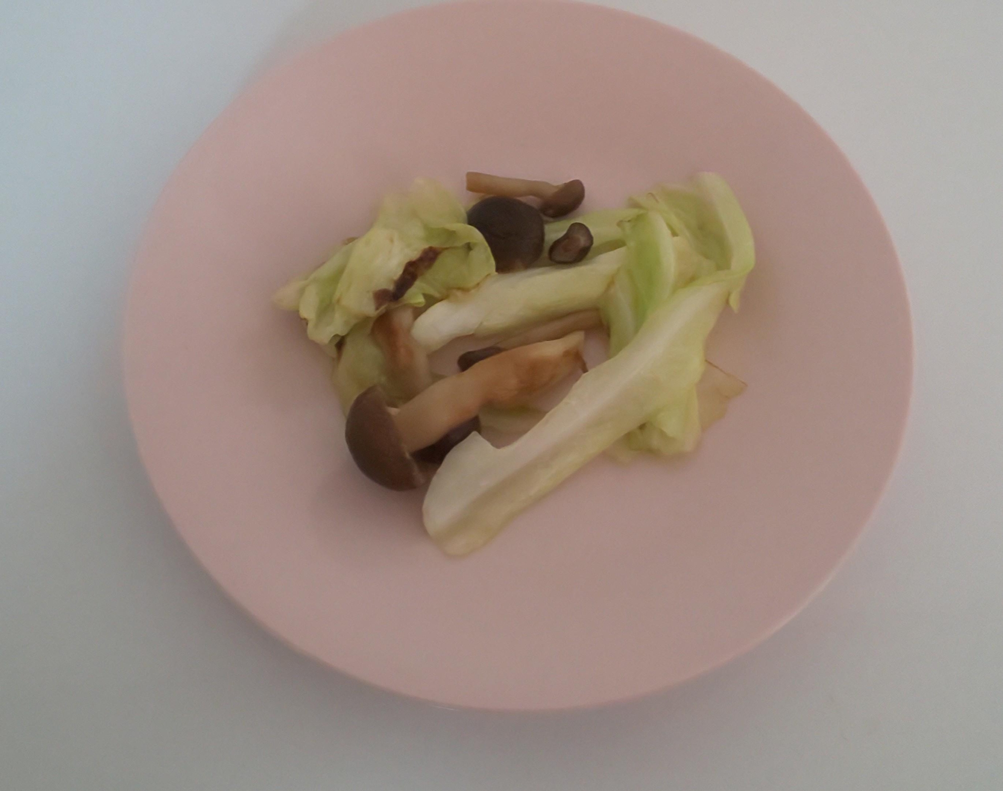 キャベツとしめじの炒め物