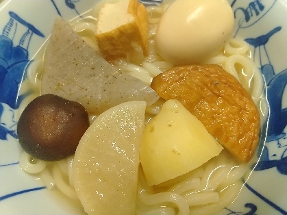 残ったおでんにうどん麺を入れておどん