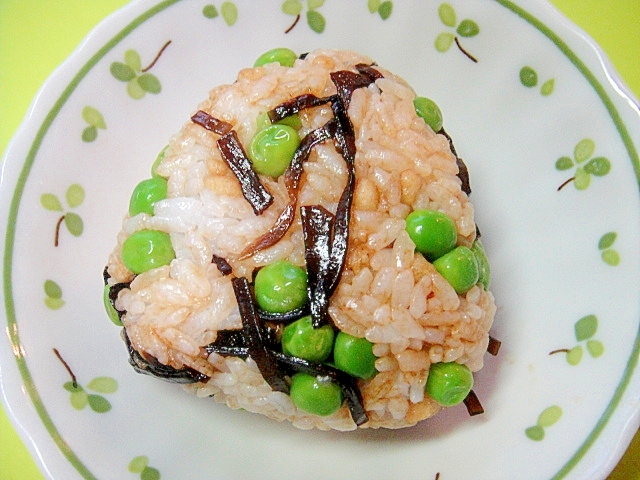 ごま昆布とグリンピース揚げ玉のおにぎり