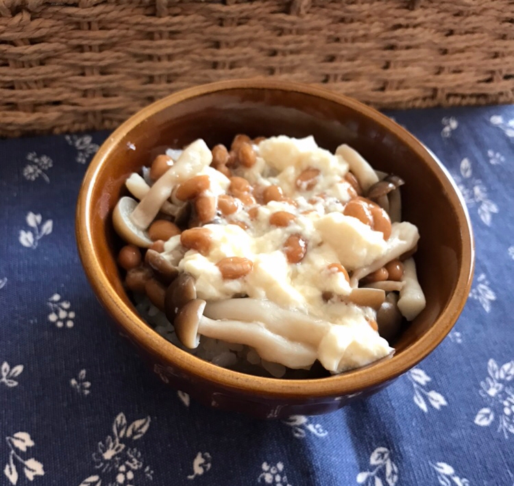 しめじと絹豆腐の納豆ごはん