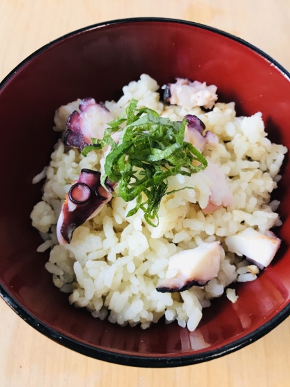 たこをご飯と混ぜるだけでできるので作りやすかったです。
冷蔵庫にあった大葉を使ってみました。たこの旨みがしっかり出ていて、生姜が効いていて美味しかったです。