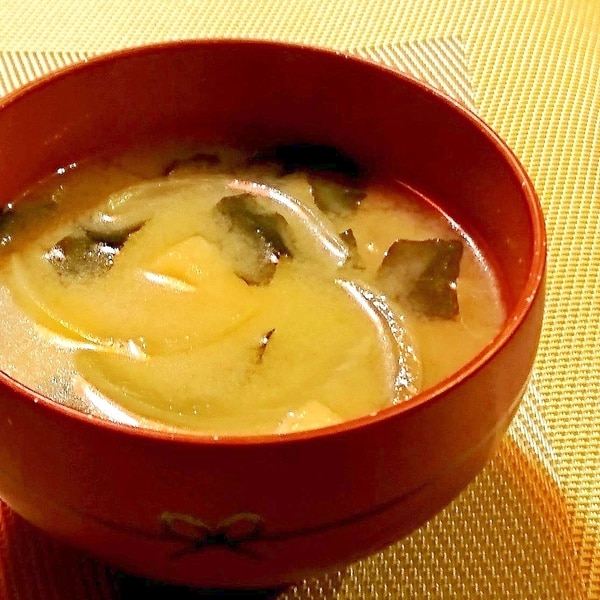玉ねぎとわかめと油揚げのお味噌汁 レシピ 作り方 By メリッコ 楽天レシピ 玉ねぎとわかめと油揚げのお味噌汁 レシピ 作り方 By メリッコ 楽天レシピ
