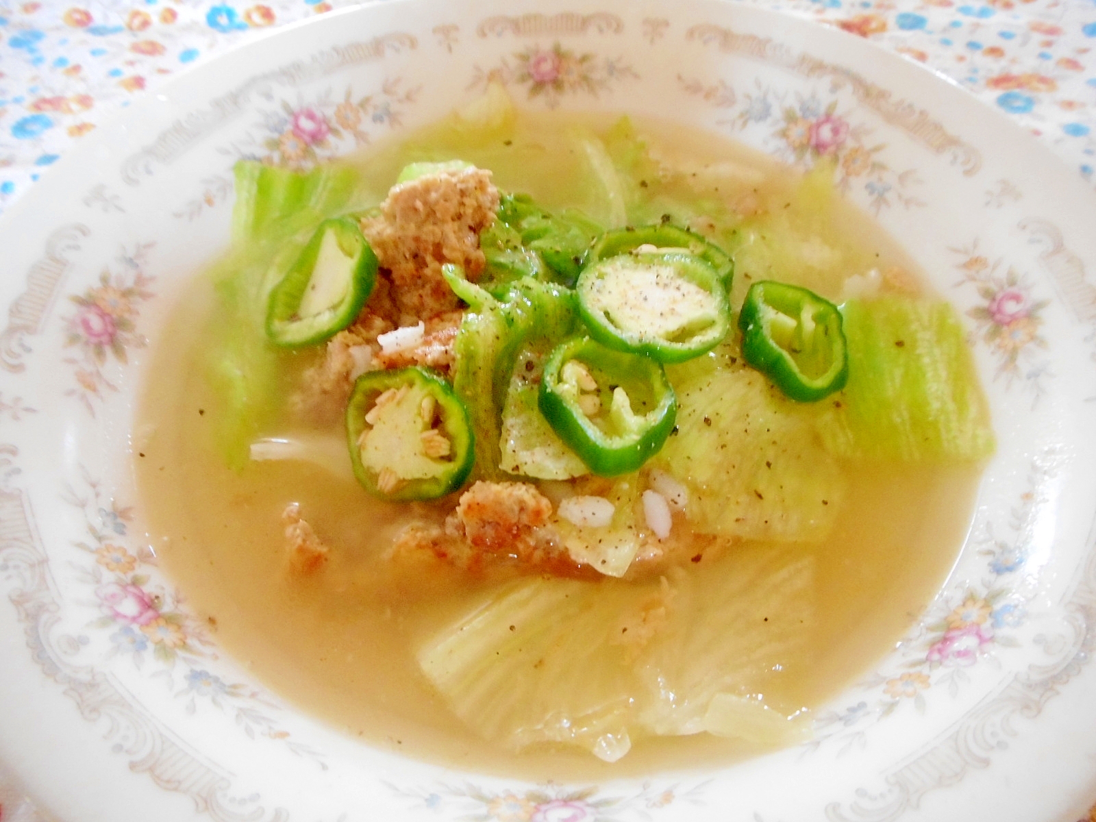レタスとひき肉、万願寺唐辛子のスープ