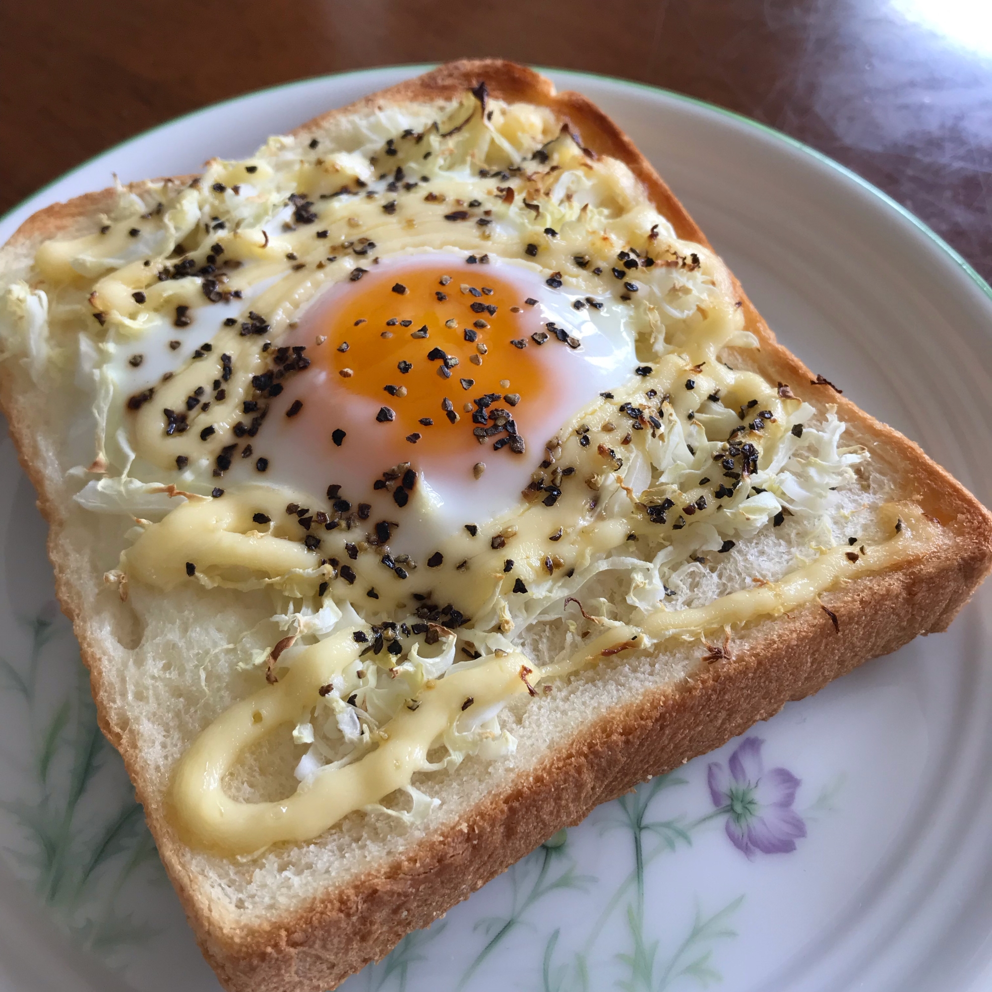 朝から栄養たっぷり！とろとろ卵とキャベツトースト☆
