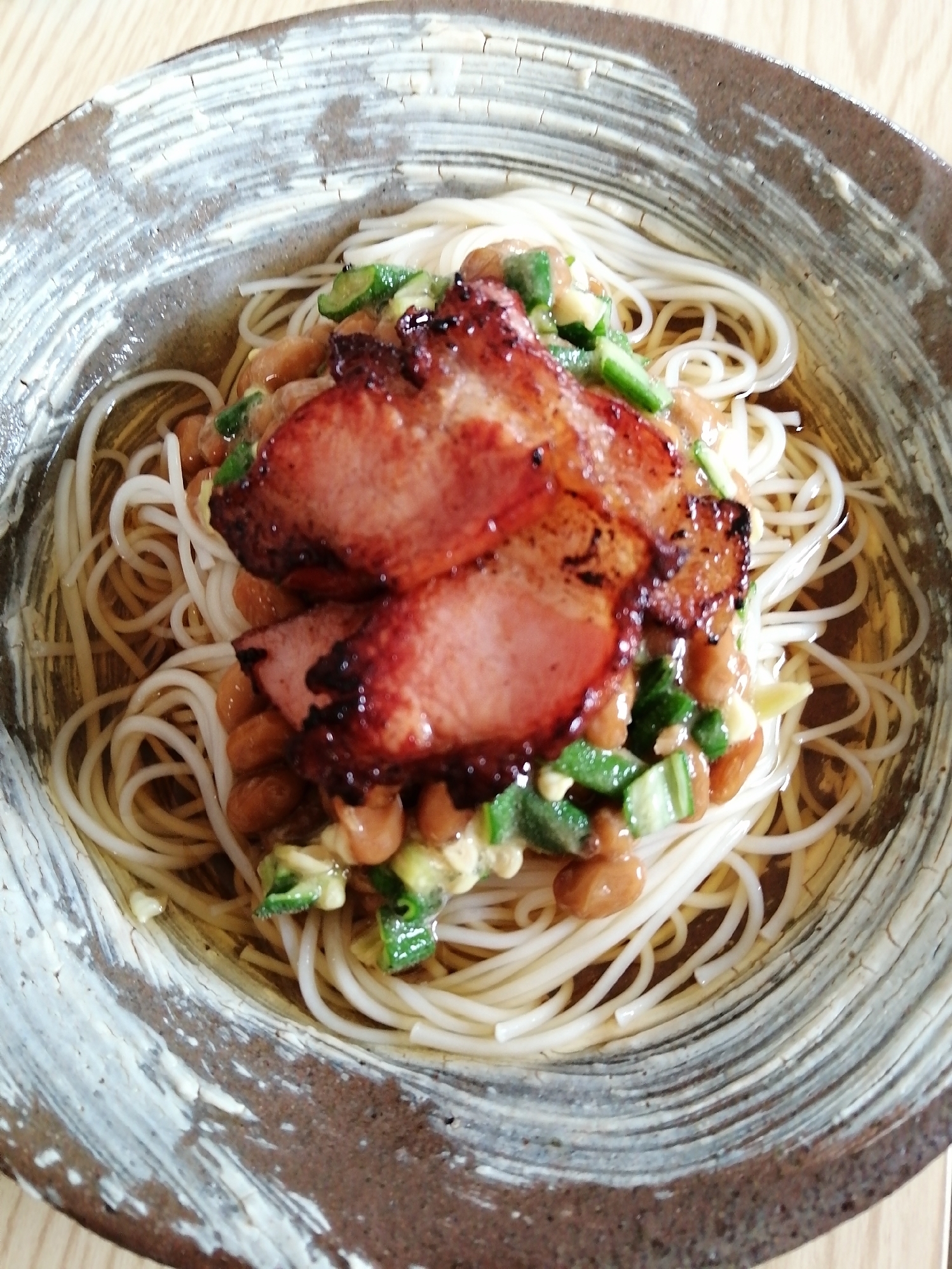 簡単素麺レシピ！納豆オクラベーコンのせ