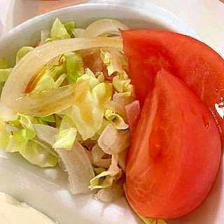 春キャベツ・新玉ねぎ・ハム・トマトのサラダ