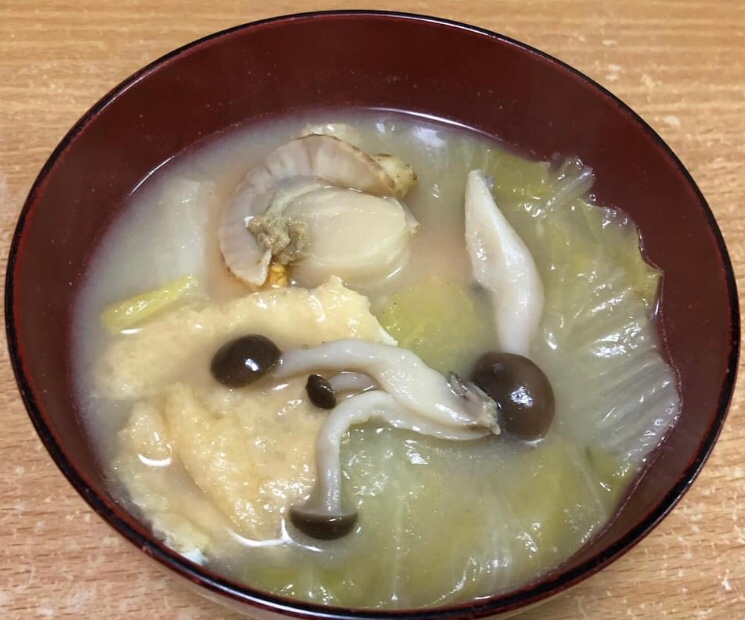 ホタテ白菜しめじ油揚げの味噌汁