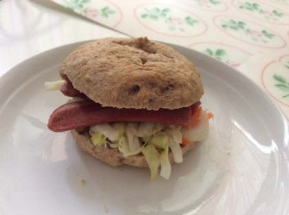簡単！コールスローと魚肉ソーセージのサンドイッチ