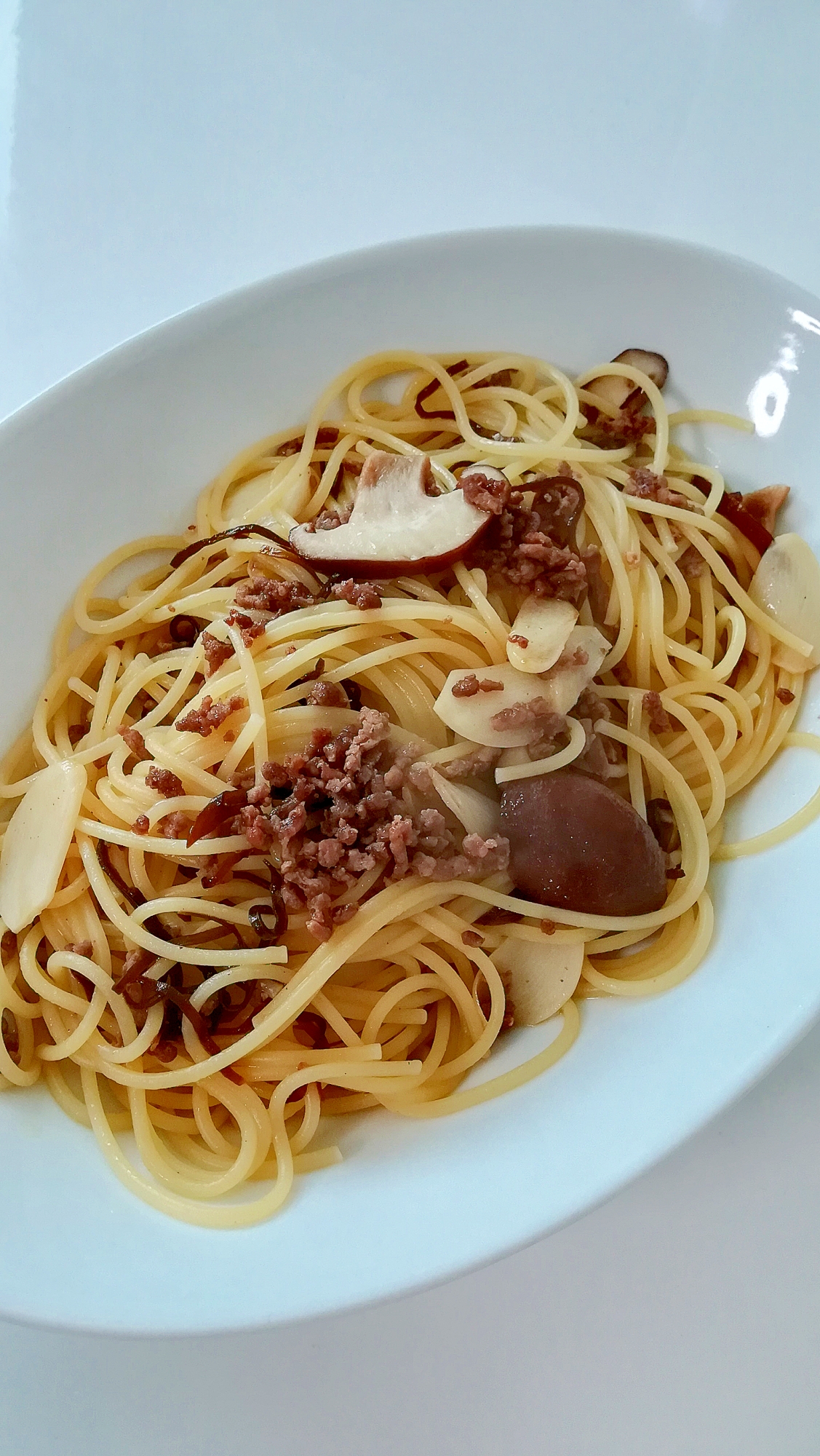 にんにくたっぷり！ひき肉と塩昆布のオイル系パスタ