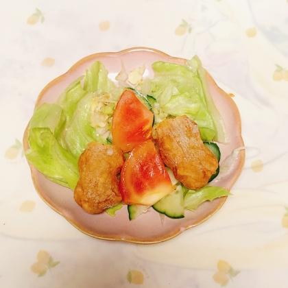 さつま揚げトマトのせ野菜サラダ