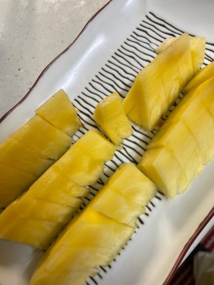 パイナップルって切るの簡単なのですね！台湾パイナップルがかな？？
でも割と綺麗にきれました！ありがとうございました！！