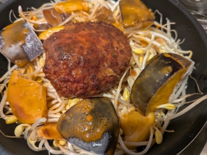 ゆで卵たこ焼きのせた野菜サラダ
