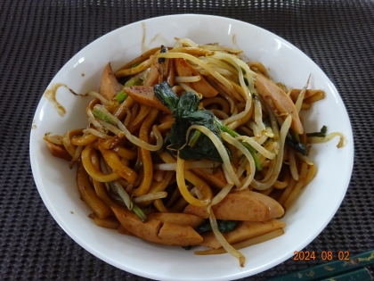 ほうれん草、えのき、魚肉ソーセージ焼きうどん