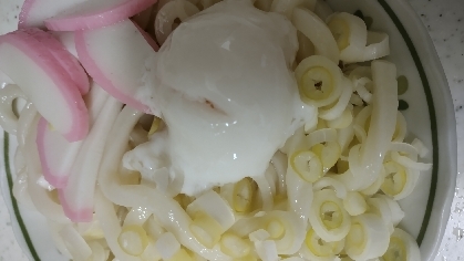 かまぼこと白ねぎの温玉ぶっかけうどん