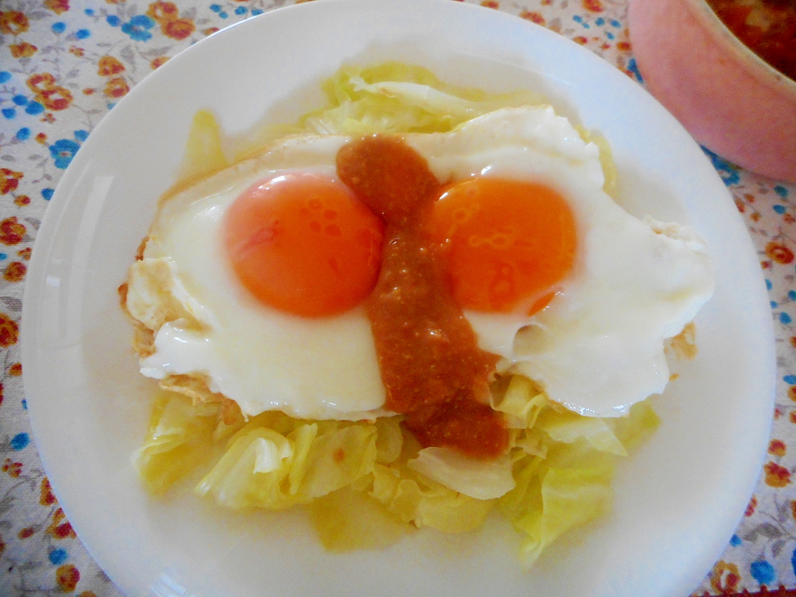 目玉焼きとキャベツの味噌だれ