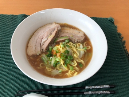 九条ネギとチャーシューの味噌ラーメン。