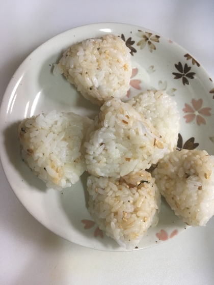 玉子焼き入り　炒り大豆とかつおふりかけのおにぎり