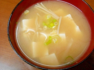 お鍋の材料が残ったら：豆腐とエノキの味噌汁