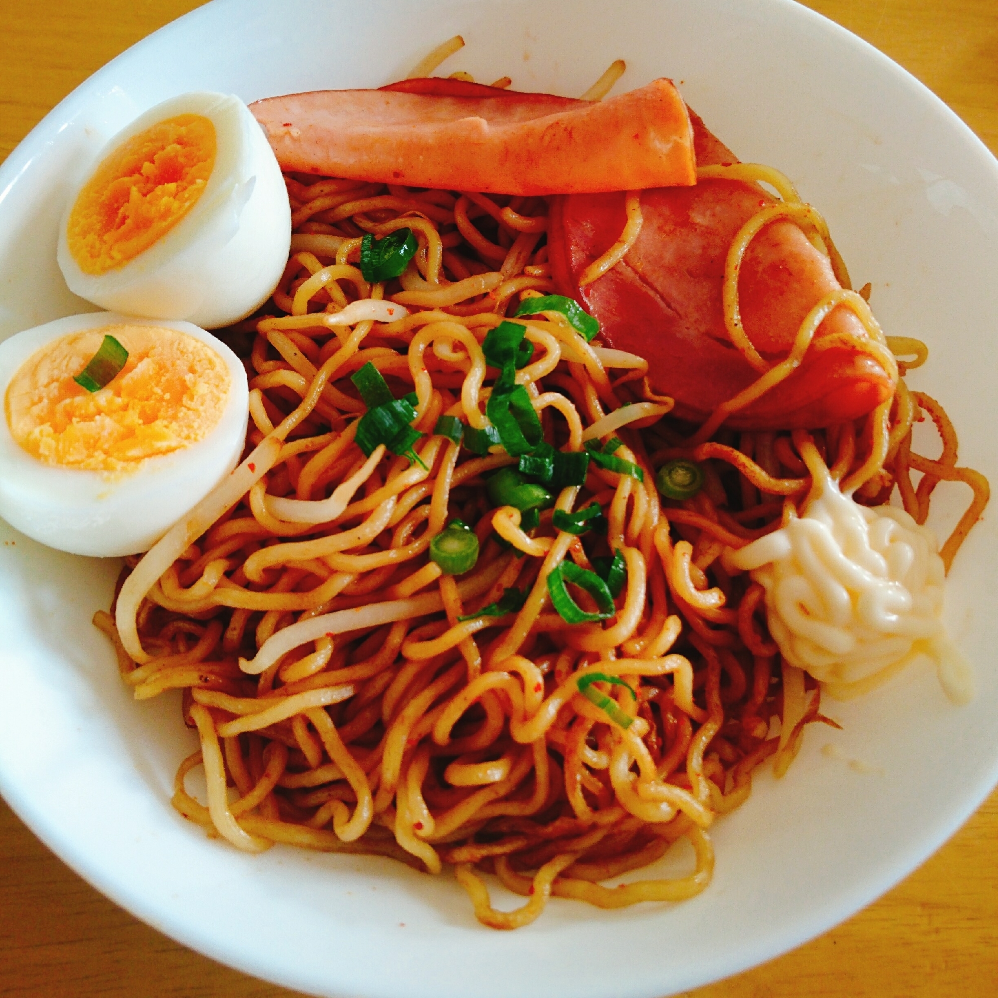 ハム もやし 茹で卵のピリ辛ソース焼きそば