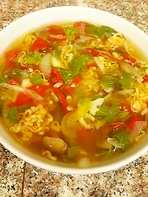 しめじと赤ピーマンのミニチキンラーメン