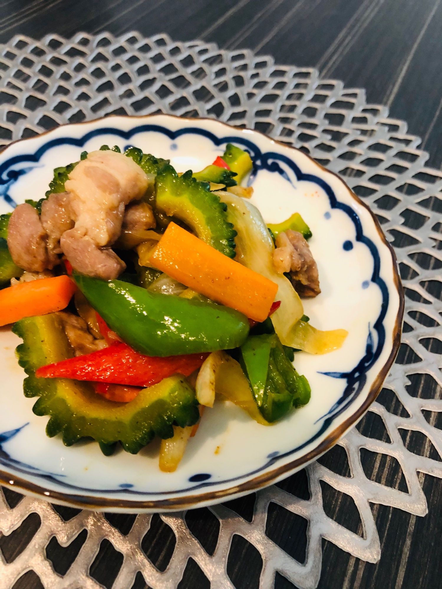 トンカツ肉が余ったら、カラフル野菜とゴロゴロ炒め