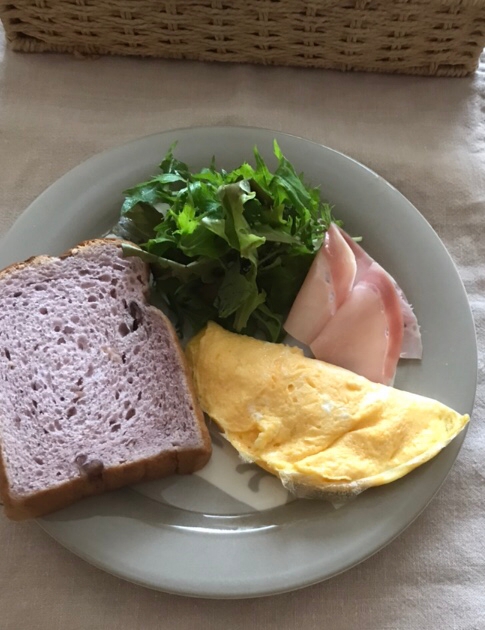紫芋食パンとプレーンオムレツの朝ごはん