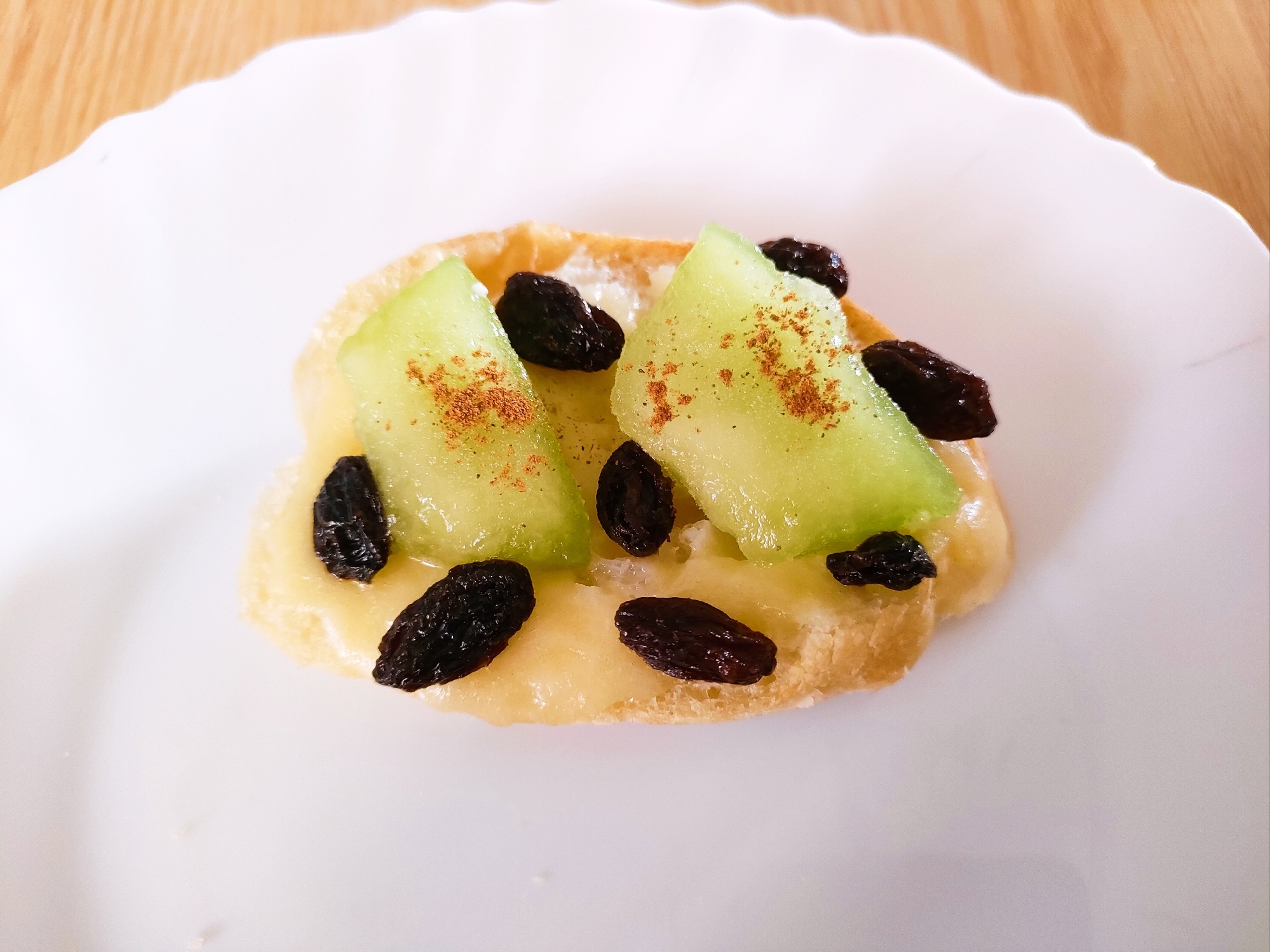 メロンとレーズンのシナモンチーズトースト