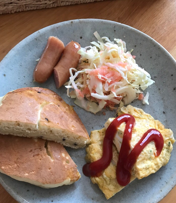 パンケーキとオムレツの朝ごはんプレート