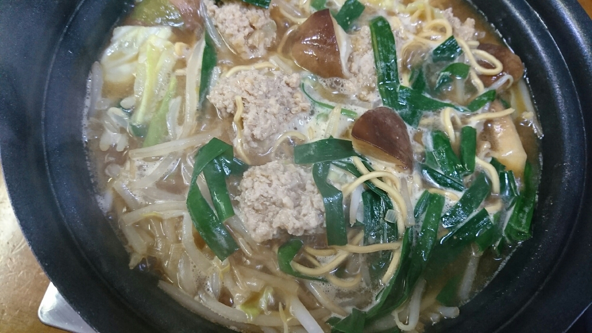 煮込みラーメンで鶏団子なべ