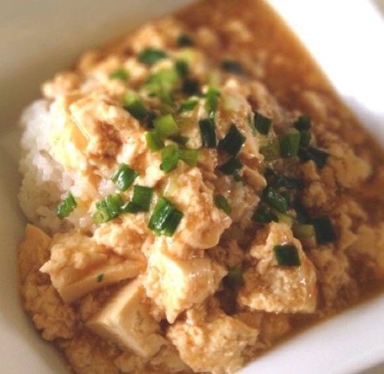 お腹いっぱい！焼肉のタレでピリ辛豆腐丼