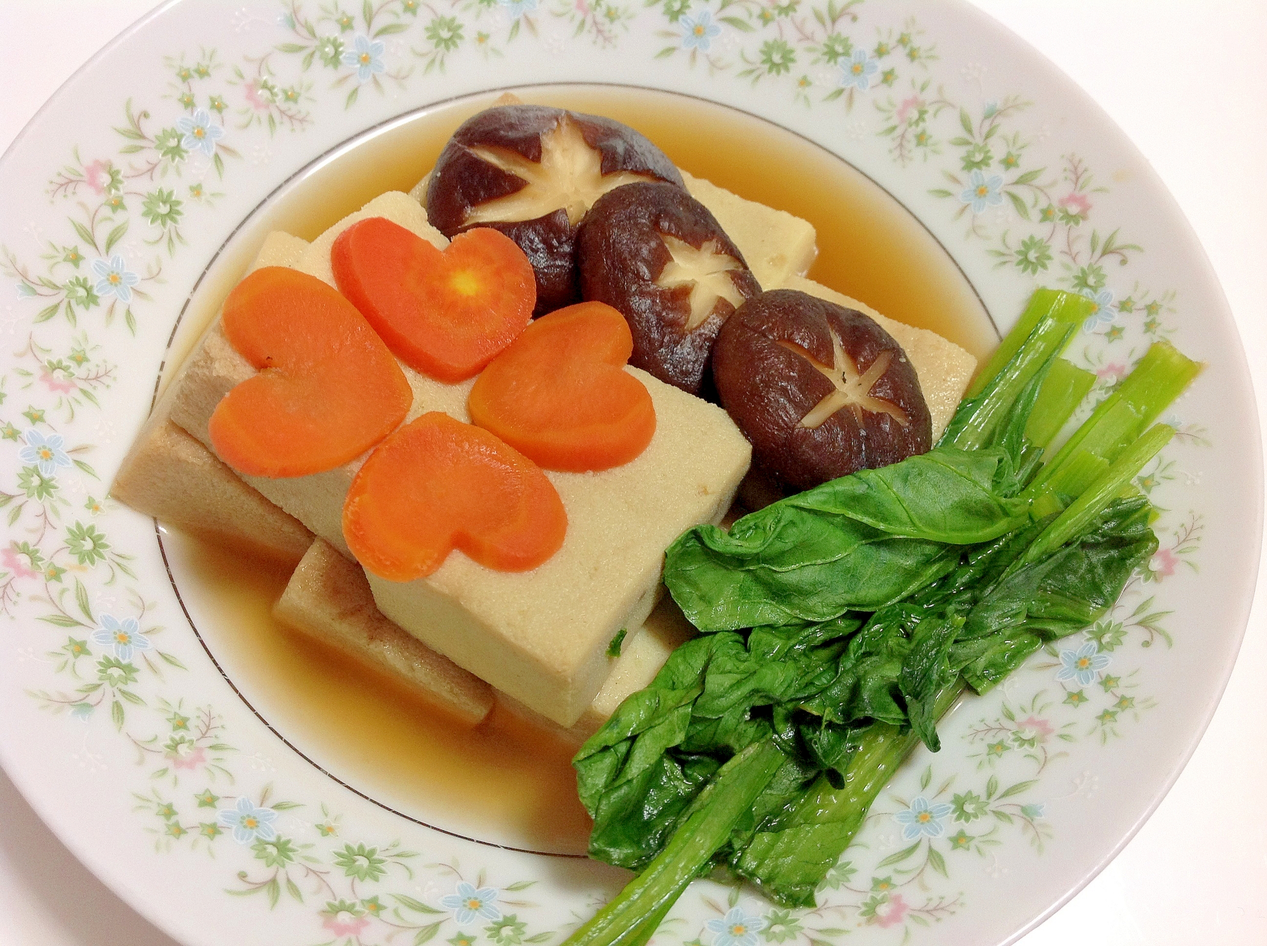 高野豆腐、にんじん、しいたけ、小松菜の煮物