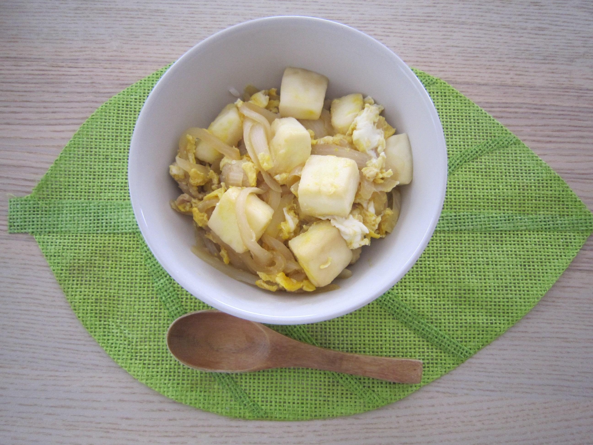 ダシの味が染みて美味しい!はんぺんの親子丼