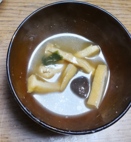 しいたけ、わかめ、油揚げのお味噌汁