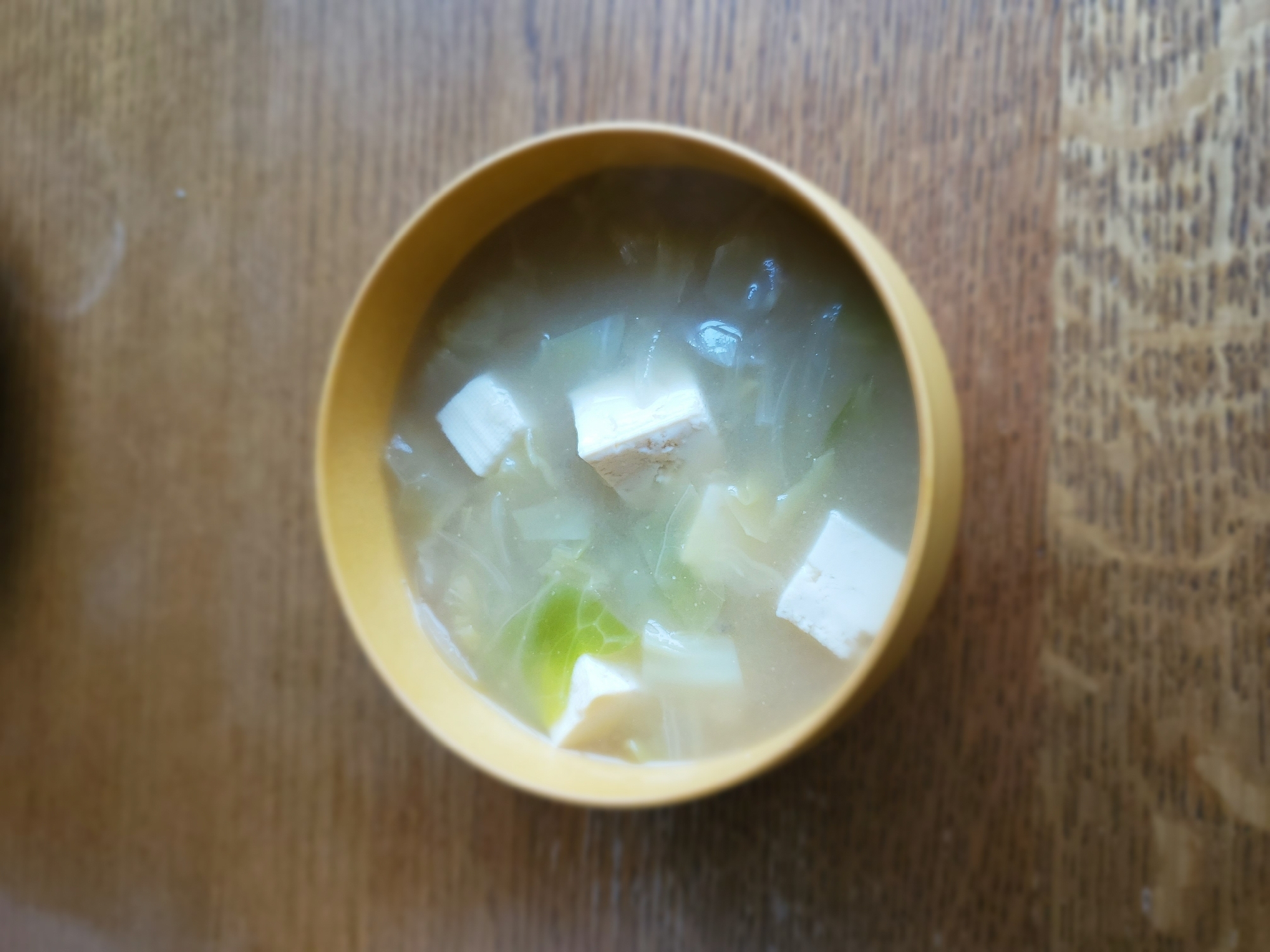 キャベツと玉ねぎと豆腐の鶏ガラ味噌汁