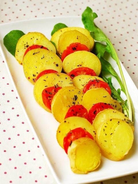 新じゃがとトマトのバジル焼き